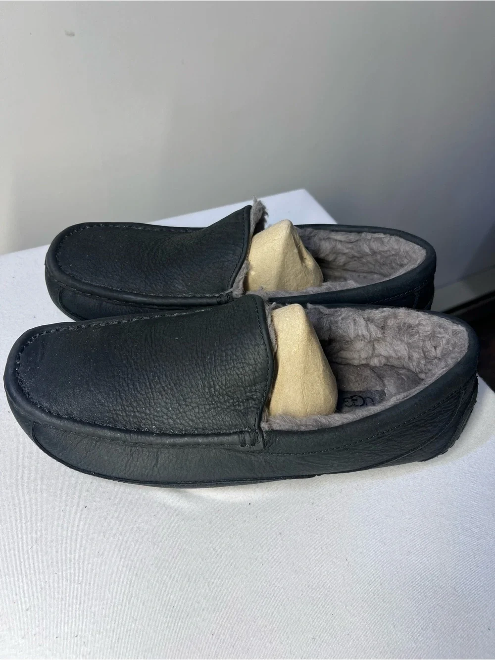 UGG Mens ascot 1101110 like new  no box Black Leather size 11 Slippers.